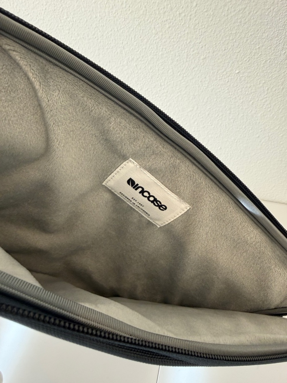 Incase A.R.C. Sleeve for 14-inch Laptop Navy Blue - Picture 2 of 3